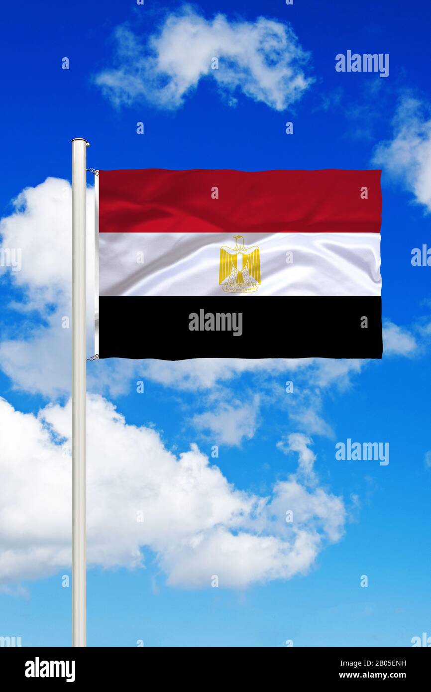 Bandiera d'Egitto di fronte al cielo nuvoloso blu, Egitto Foto Stock