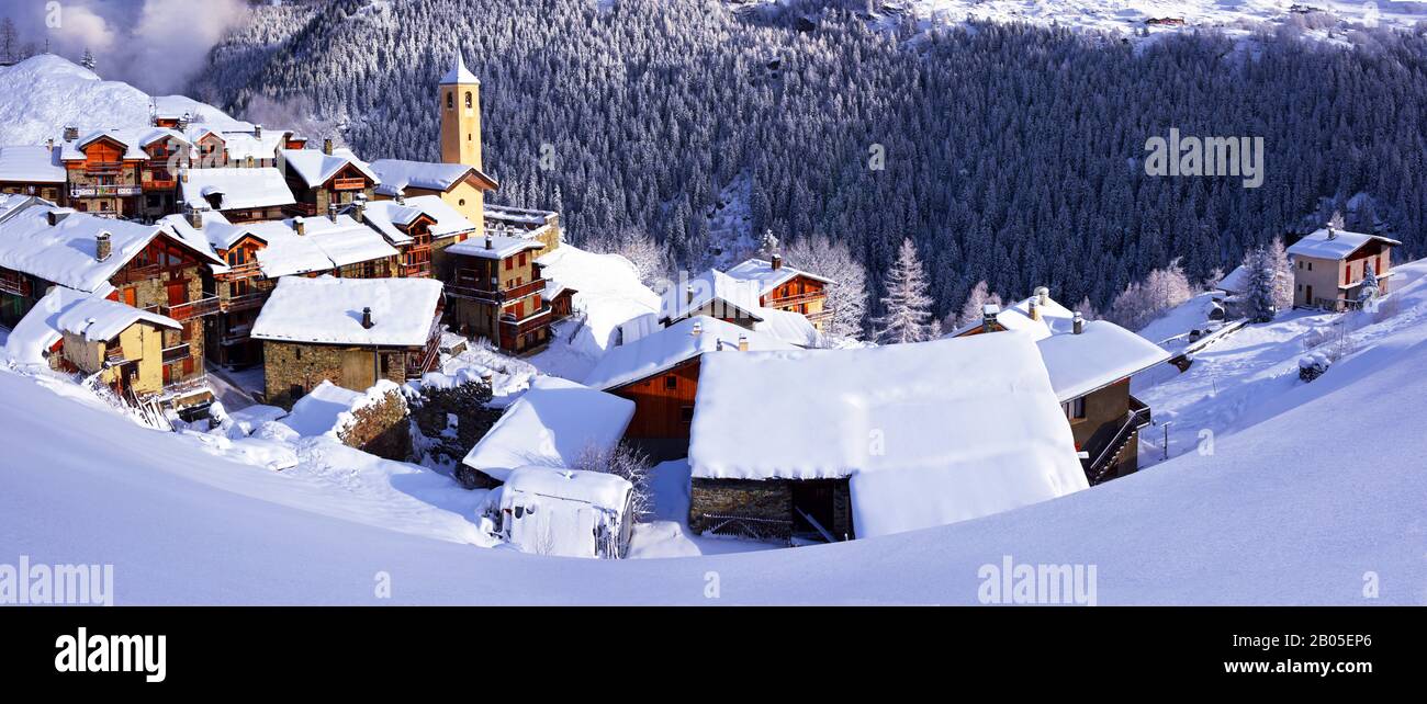 Piccolo villaggio nella valle di Tarentaise Beetwen Bourg Saint Maurice e Tignes, Francia, Savoia, la Gurraz Foto Stock