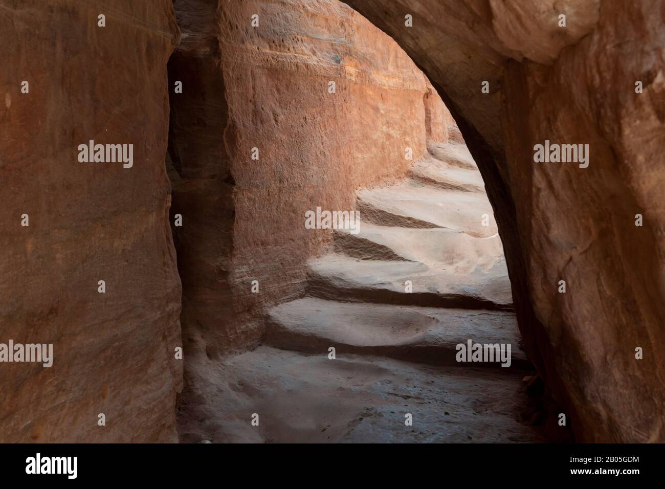 Giordania, Petra (UNESCO) Scolpito passi sulla strada per il monastero aka El Deir. Foto Stock
