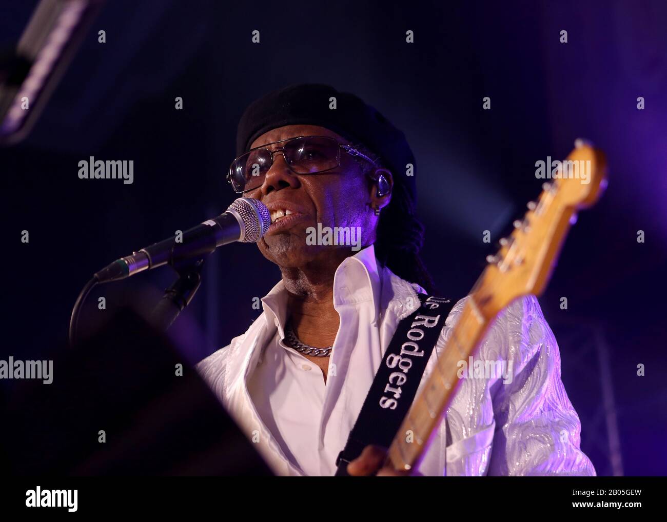 Nile Rodgers che si esibisce ai suoi Brit Awards guardando il fundraiser del partito per avvantaggiare la scuola di Brit e siamo Fondazione della famiglia al Ned, Londra. Foto Stock