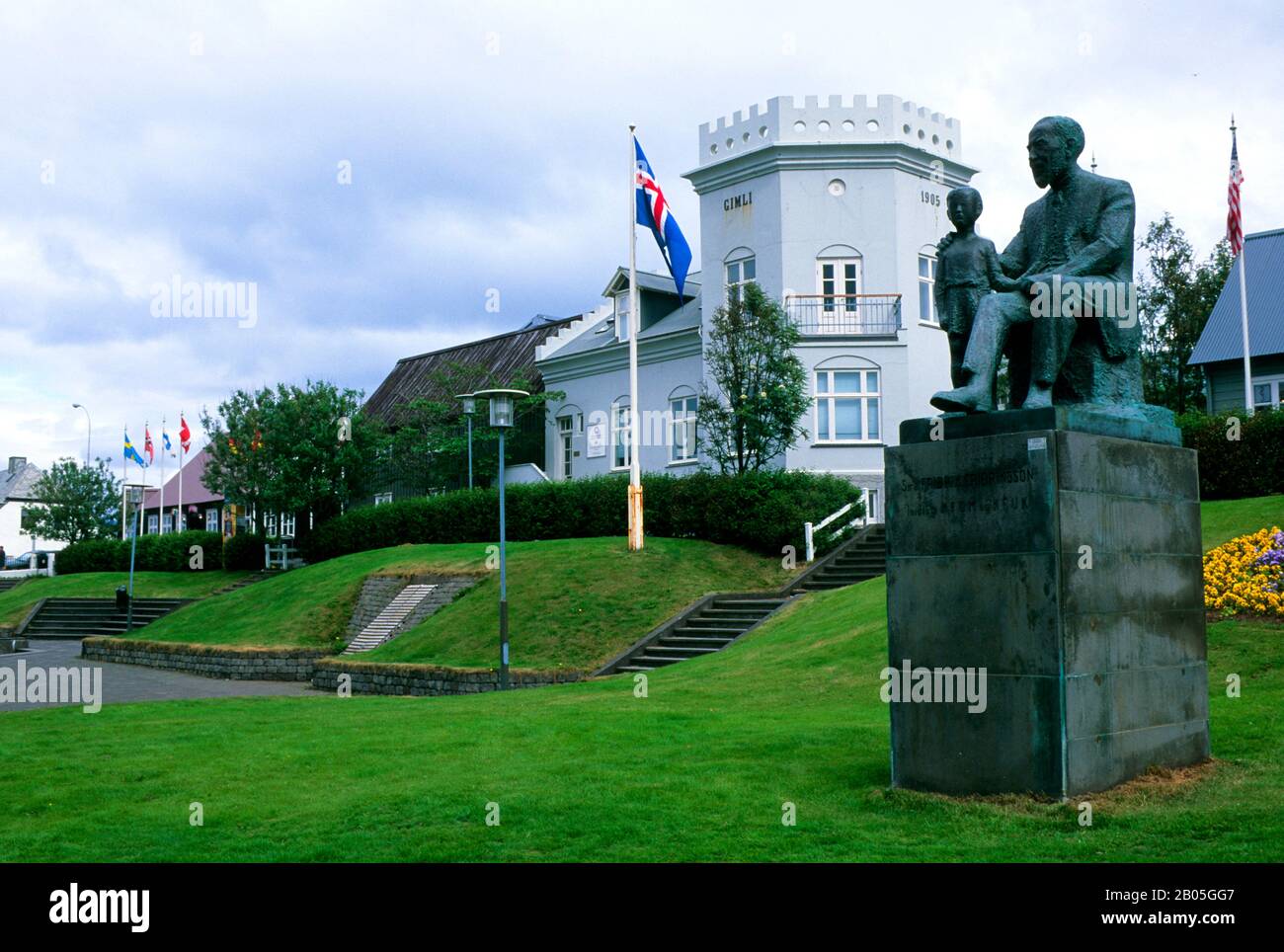 ISLANDA, REYKJAVIK, PARCO CON STATUA Foto Stock