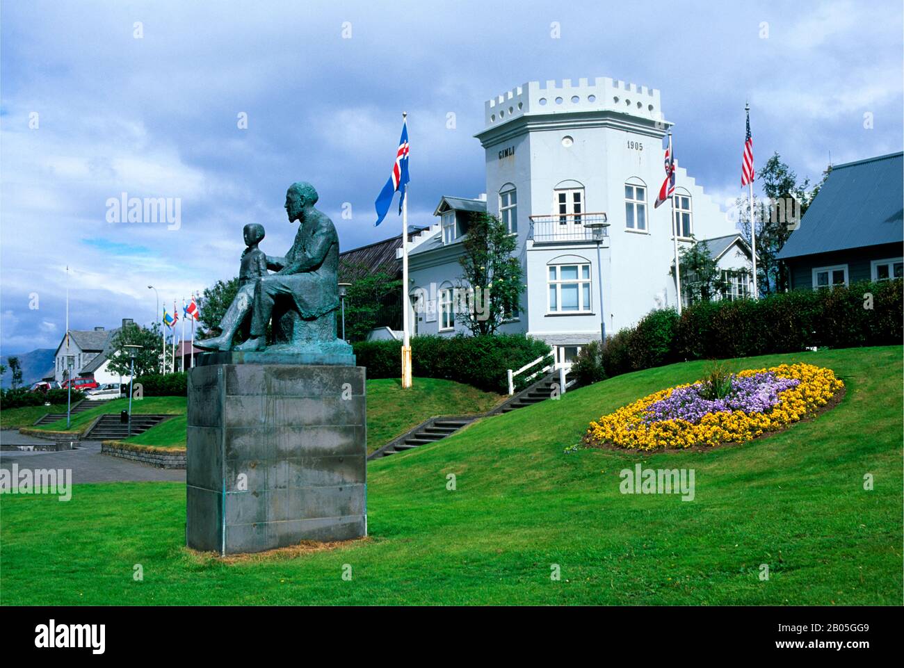 ISLANDA, REYKJAVIK, PARCO CON STATUA Foto Stock