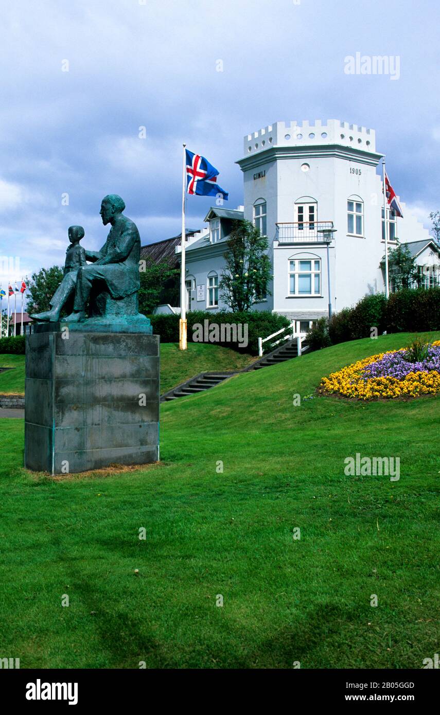 ISLANDA, REYKJAVIK, PARCO CON STATUA Foto Stock