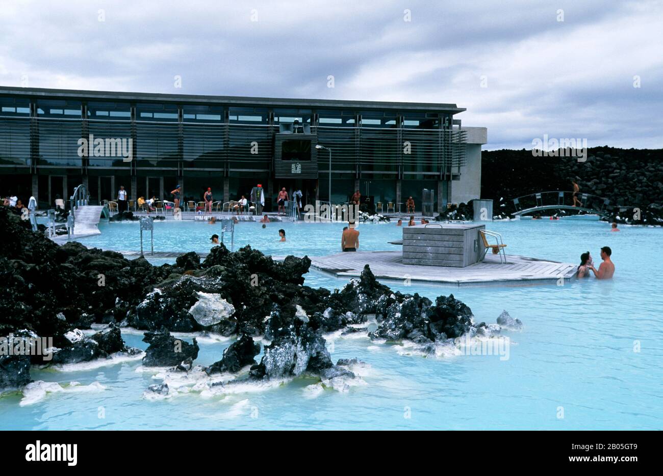 BAGNI, BAGNANTI, BAGNANTI, LAGUNA BLU, NUVOLE, NUVOLOSO, ENERGIA, EUROPA, EUROPA, ISLANDA, ISLANDESE, LAGUNA, GENTE, PISCINA, REYKJAVIK, REYKJAVIK Foto Stock