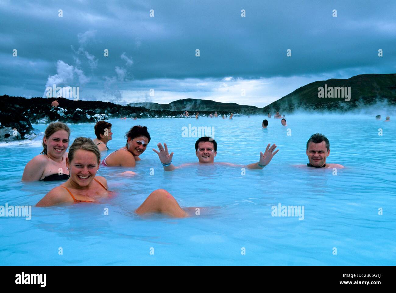 ISLANDA, VICINO REYKJAVIK, BLU LAGUNA ZONA TERMALE, SPA, PERSONE RILASSANTE IN PISCINA Foto Stock