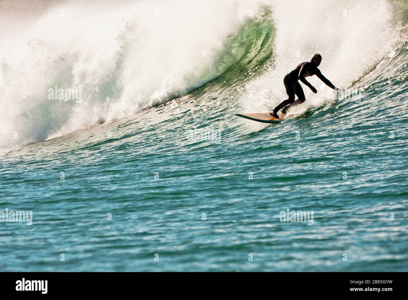 Surfer la cattura di un'onda. Foto Stock