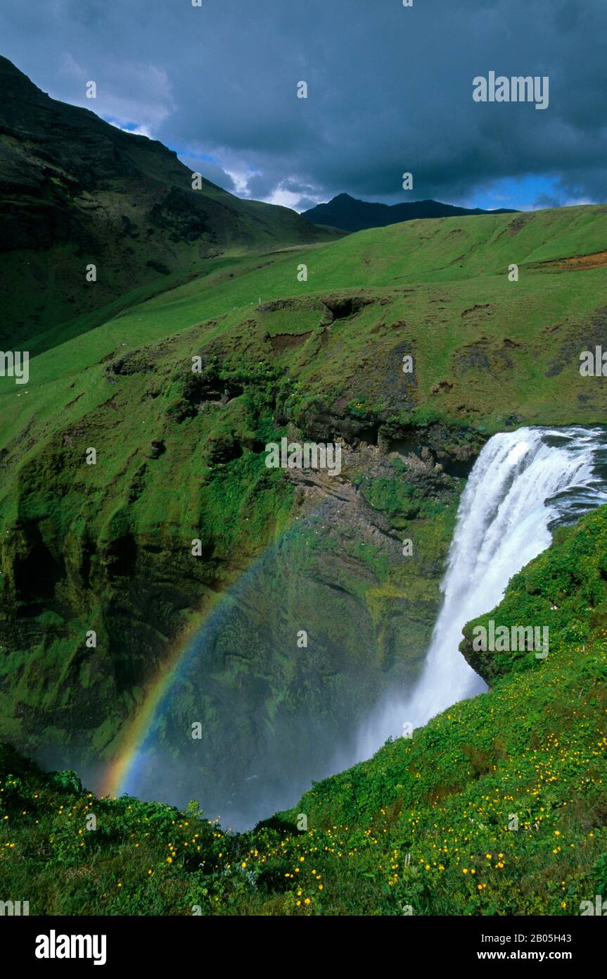 ISLANDA, COSTA SUD, CASCATA SKOGARFOSS, DETTAGLIO DELLA PARTE SUPERIORE, RAINBOW Foto Stock