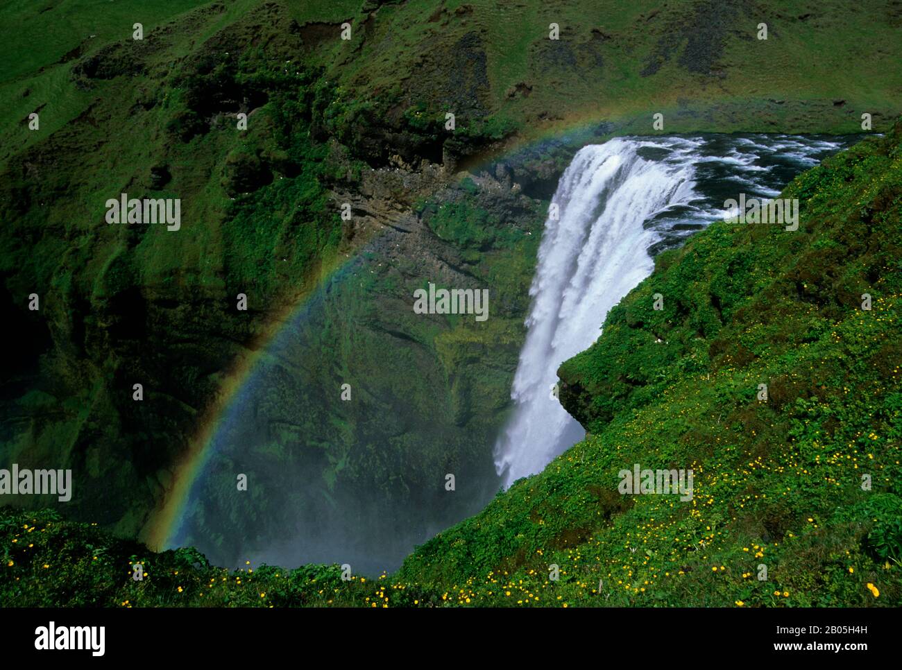 ISLANDA, COSTA SUD, CASCATA SKOGARFOSS, DETTAGLIO DELLA PARTE SUPERIORE, RAINBOW Foto Stock