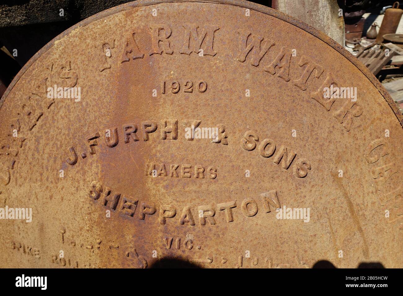 Arrugginito Furphy E Sons Farm Water Tank Cap Foto Stock