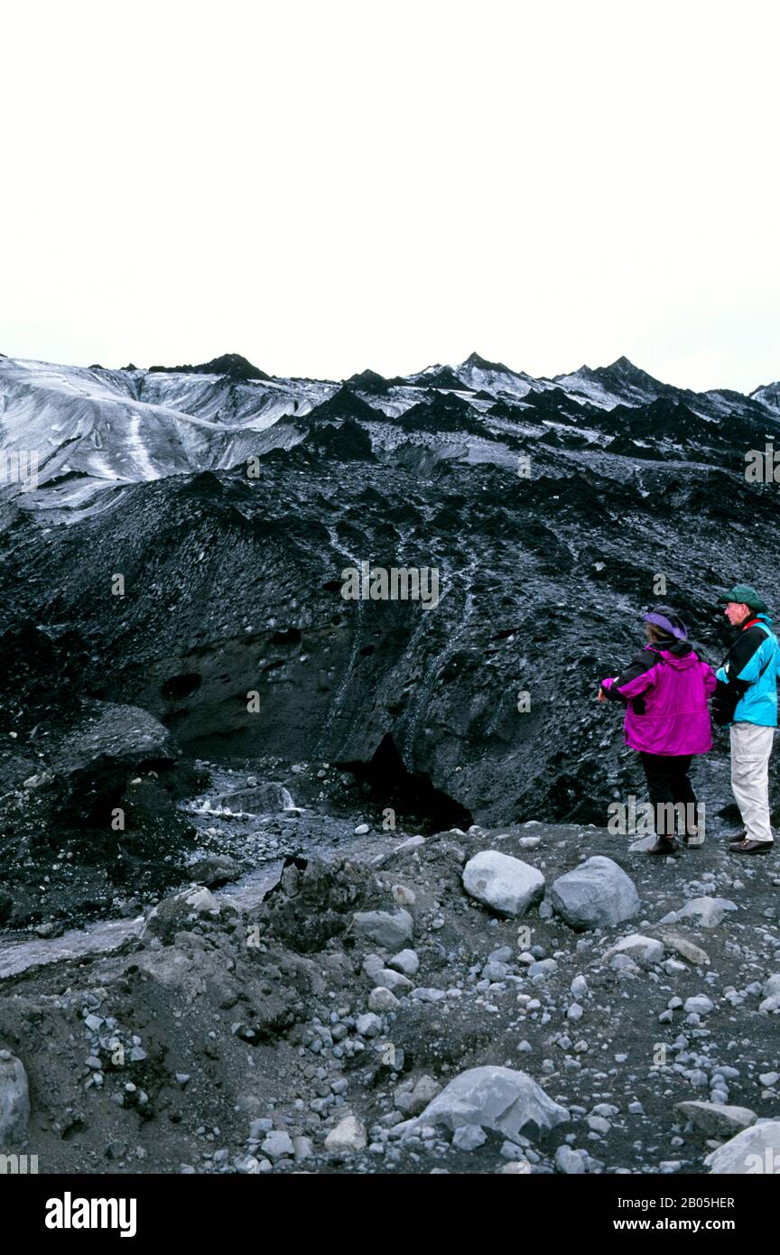 ISLANDA, COSTA SUD, VICINO A SKOGAR, SOLHEIMAJAJOKULL, LINGUA DEL GHIACCIAIO, MORAINE, TURISTI Foto Stock