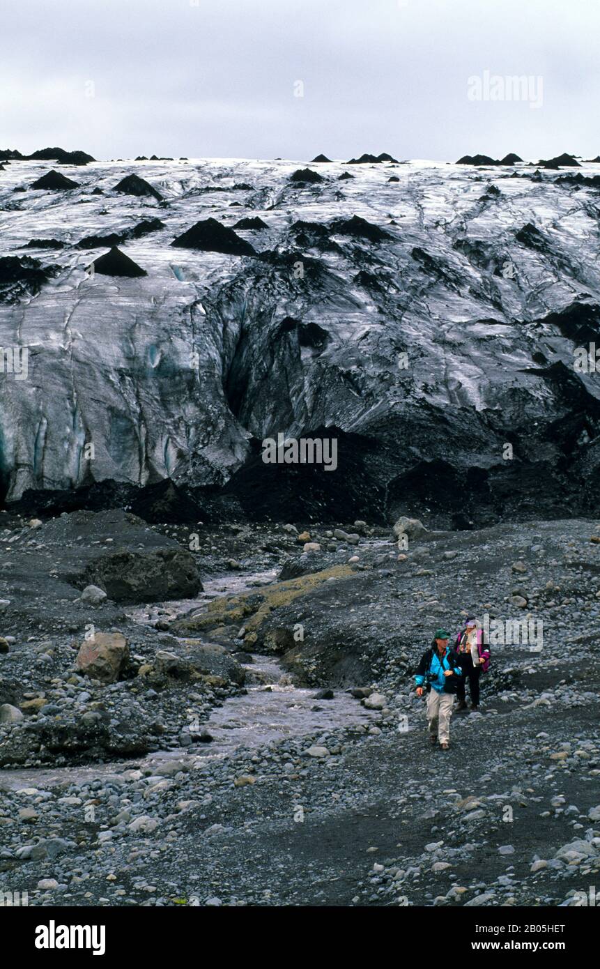 ISLANDA, COSTA SUD, VICINO A SKOGAR, SOLHEIMAJAJOKULL, LINGUA DEL GHIACCIAIO, MORAINE, TURISTI Foto Stock