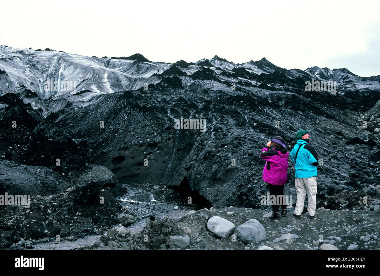ISLANDA, COSTA SUD, VICINO A SKOGAR, SOLHEIMAJAJOKULL, LINGUA DEL GHIACCIAIO, MORAINE, TURISTI Foto Stock