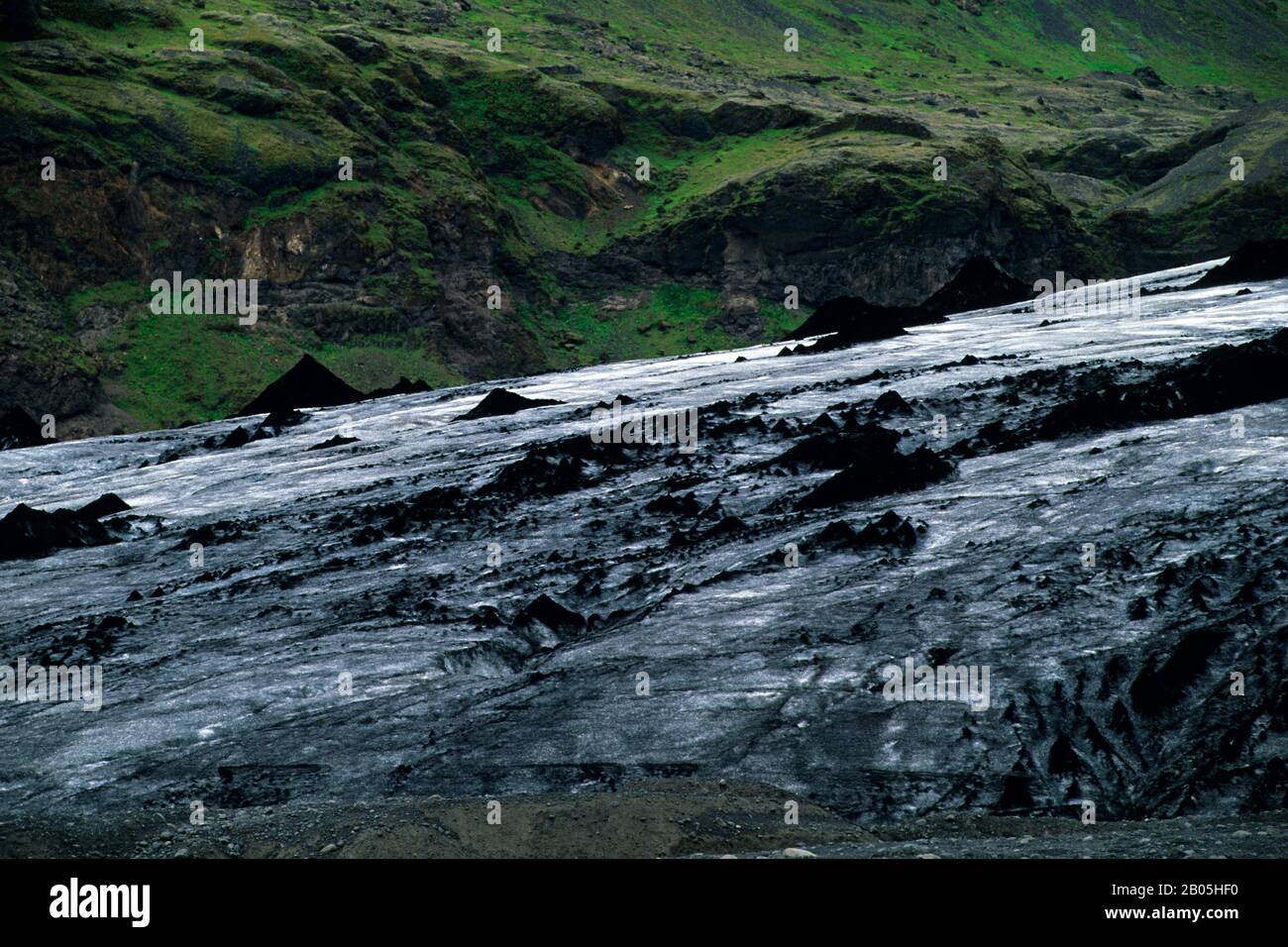 ISLANDA, COSTA SUD, VICINO A SKOGAR, SOLHEIMAJAJOKULL, LINGUA GLACIALE RICOPERTA DI CENERE VULCANICA Foto Stock