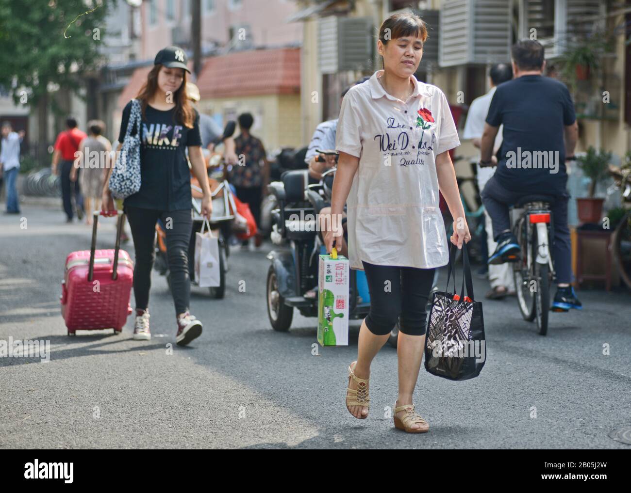 Donne cinesi a piedi nella città vecchia di Shanghai, Penglai Road, Huangpu. Cina Foto Stock