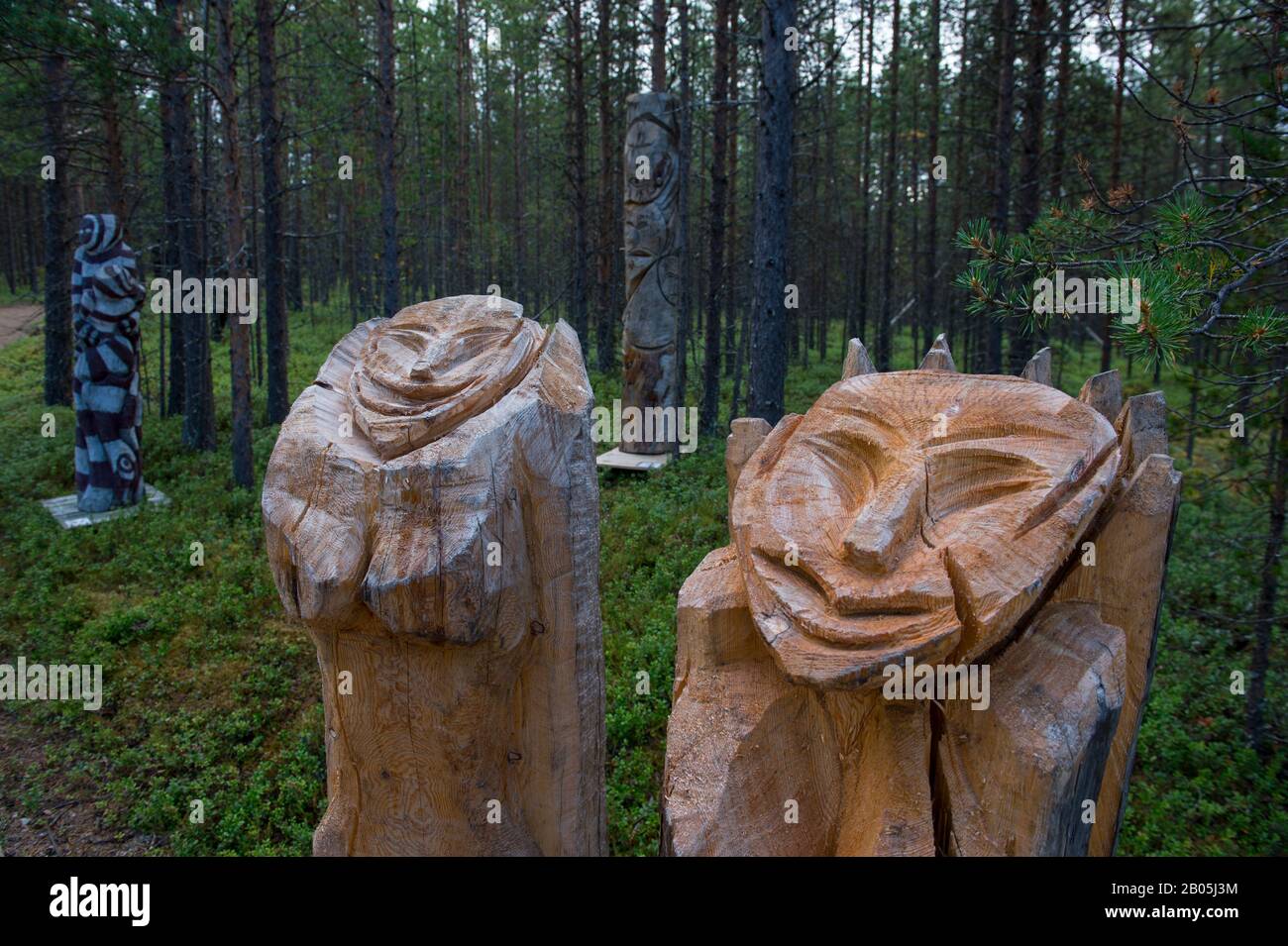 Sculture in legno esposte all'aperto presso il Museo Siida di Inari, che è il museo nazionale Del Popolo Sami in Lapponia, Finlandia settentrionale Foto Stock