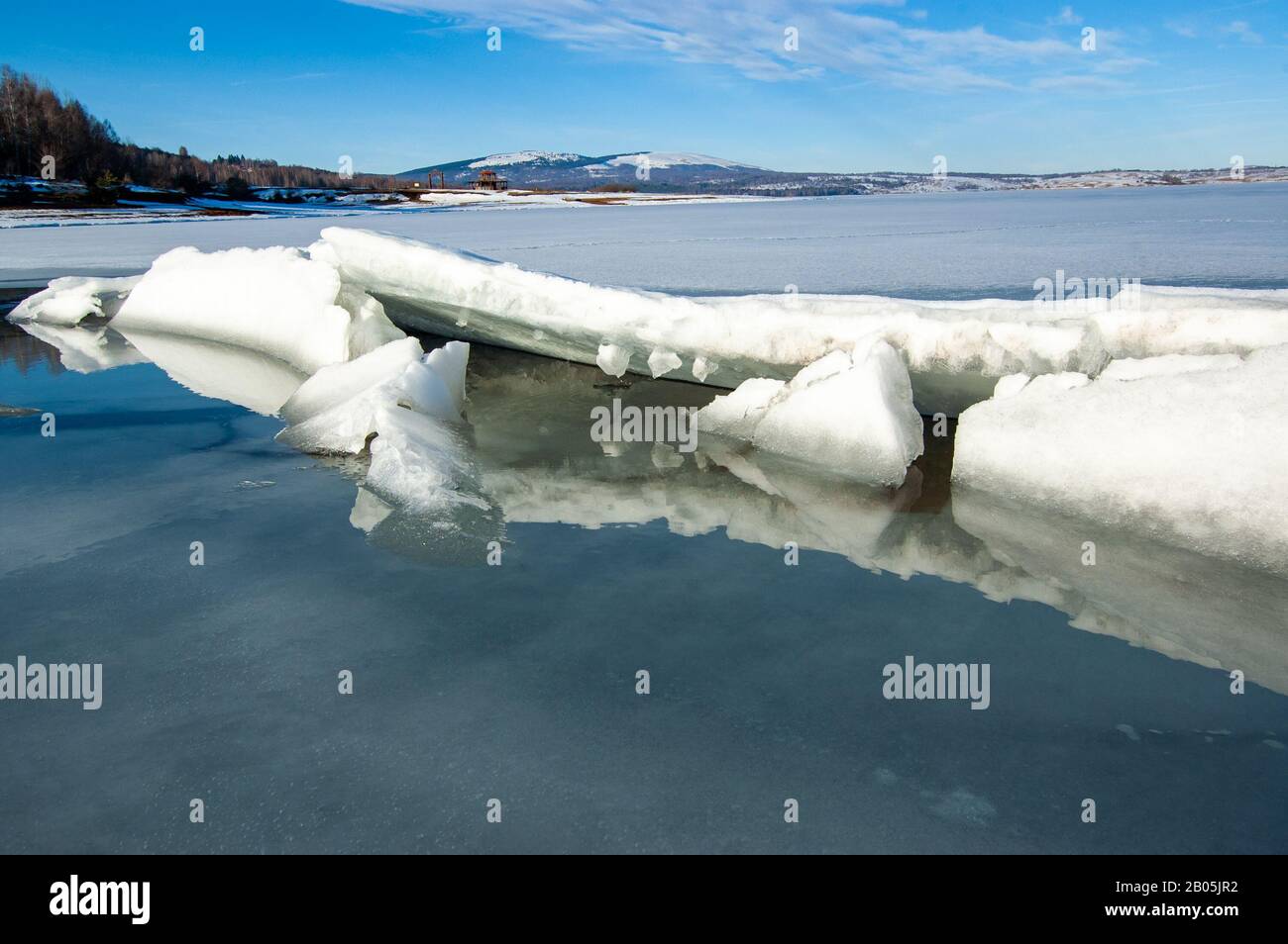 Ghiaccio fondente formatosi sul bordo del lago ghiacciato Foto Stock