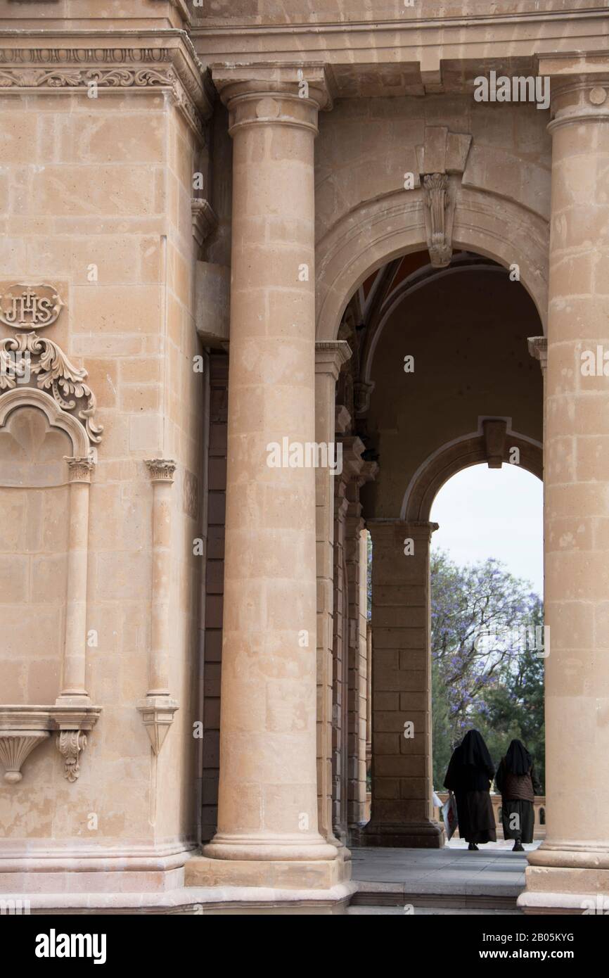 Due monache attraversano la parte anteriore del tempio di Calvario a Lagos de Moreno, Jalisco, Messico. Foto Stock