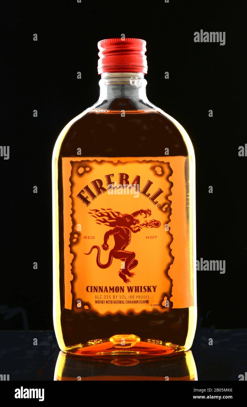 Irvine, California - 15 GENNAIO 2015: Una bottiglia di whisky alla cannella alla palla di fuoco, un liquore alla cannella a base di whisky prodotto dalla Sazerac Company di Cana Foto Stock