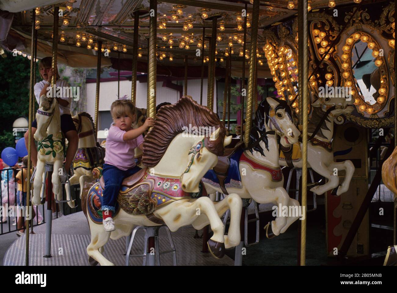 USA, WASHINGTON, SEATTLE CENTER, BAMBINI IN GIOSTRA Foto Stock