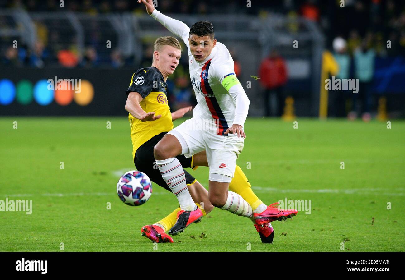 Erling Haaland (BVB) e Thiago Silva (PSG) si sfidano per la palla durante la partita di calcio della UEFA Champions League Borussia Dortmund contro Parigi St. Germain Foto Stock