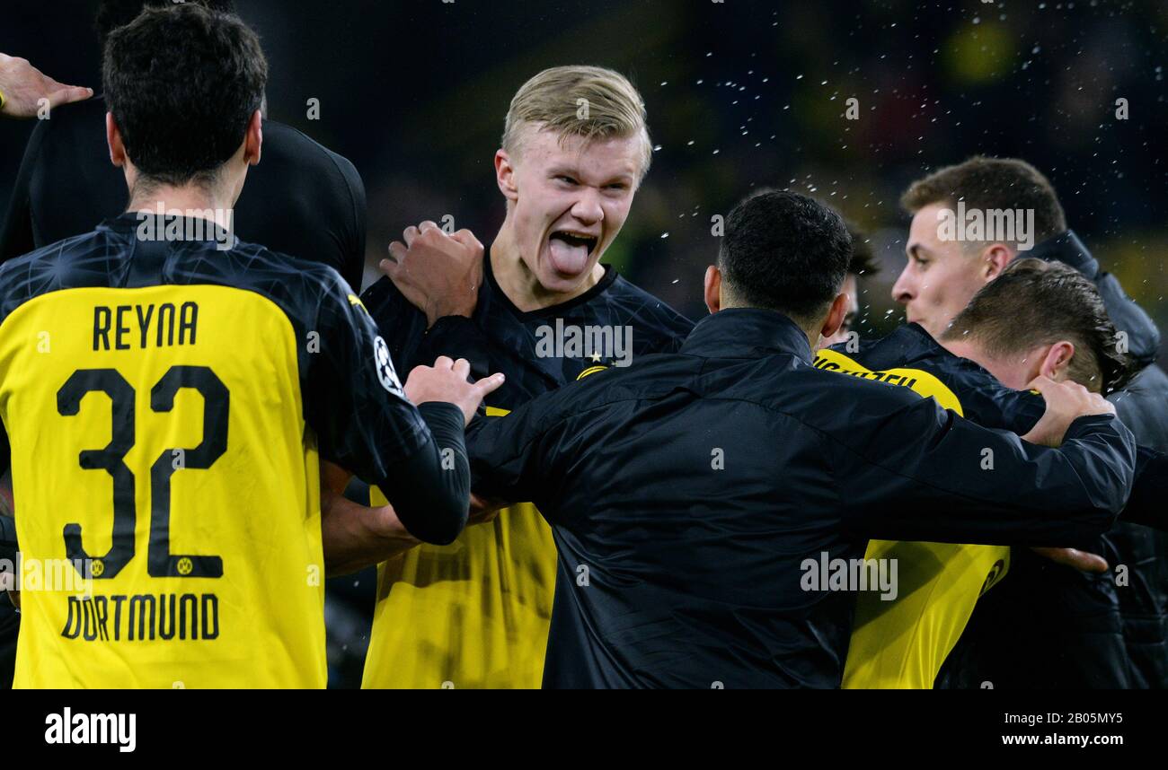 Erling Haaland (BVB) festeggia con i compagni di squadra dopo la partita di calcio della UEFA Champions League Borussia Dortmund vs Paris St. Germain Foto Stock