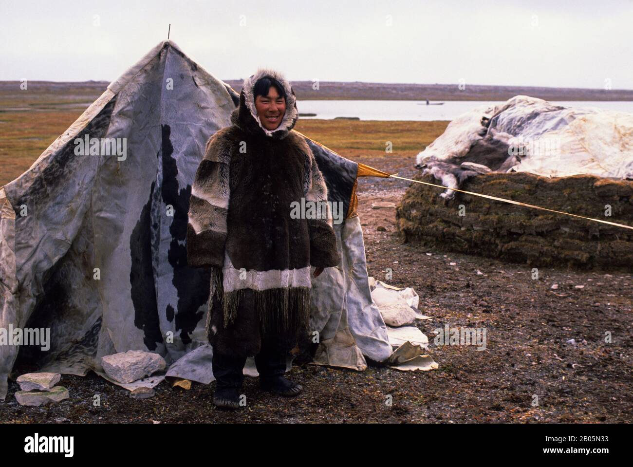 CANADA, NWT, HUDSON BAY, SOUTH HAMPTON ISLAND, PT NATIVO, INUIT CAMPO DI CACCIA ESTIVO, SIGILLO DI PELLE TENDA Foto Stock