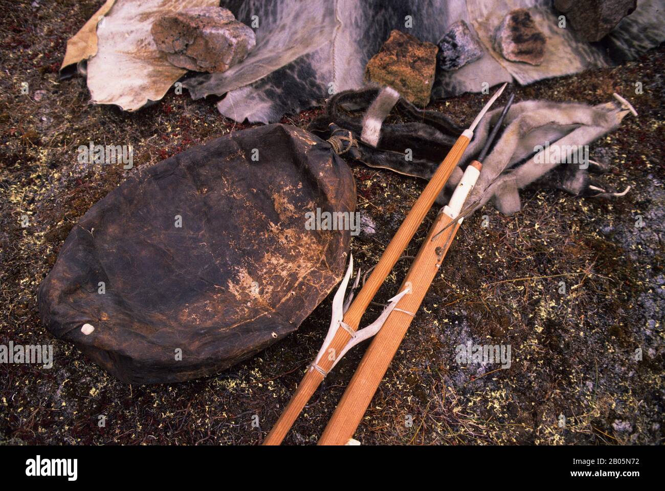 CANADA, NUNAVUT, HUDSON BAY, BAFFIN ISLAND, CAPE DORSET, ARMI DA CACCIA TRADIZIONALI INUIT Foto Stock