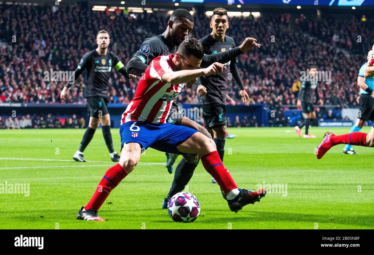 Madrid, Spagna. 18th febbraio 2020. Jorge Resurreccion 'Koke' (Atletico de Madrid) controlla la tuta da ballo di Georginio Wijnaldum (Liverpool FC) durante la partita di calcio di 1st tappa della UEFA Champions League Round di 16 tra Atletico de Madrid e Liverpool FC al Wanda Metropolitano Stadium il 18 febbraio 2020 a Madrid, Spagna. Credit: David Gato/Alamy Live News Foto Stock