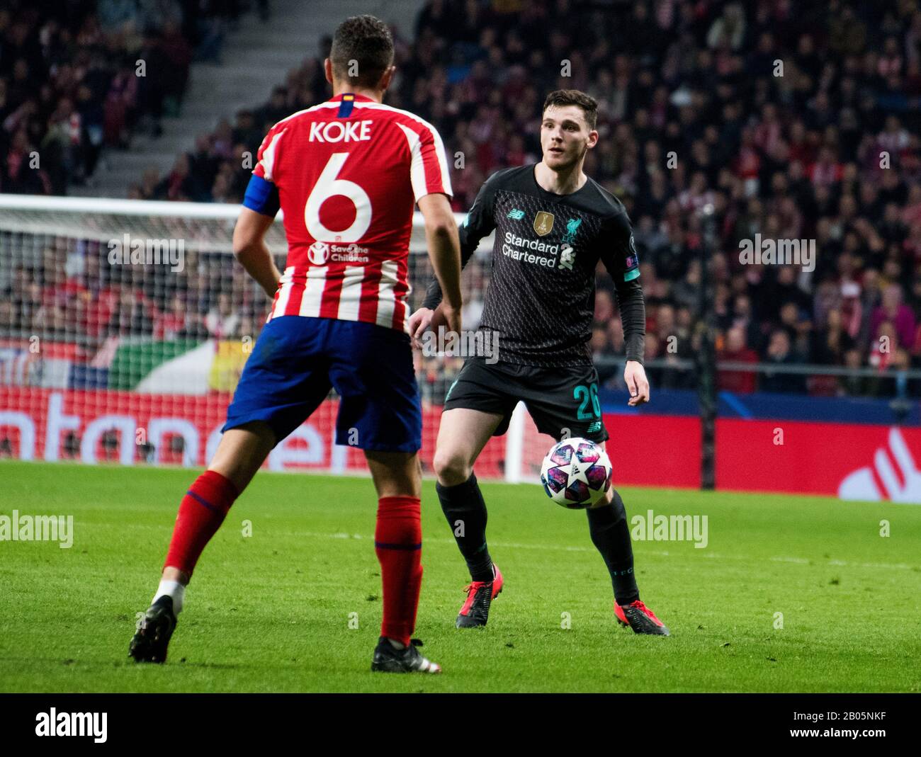 Madrid, Spagna. 18th febbraio 2020. Andrew Robertson (Liverpool FC) controlla la palla con Jorge Resurreccion 'Koke' (Atletico de Madrid) di fronte a lui durante la partita di calcio della 1st tappa della UEFA Champions League Round di 16 tra l'Atletico de Madrid e il Liverpool FC al Wanda Metropolitano Stadium il 18 febbraio 2020 a Madrid, Spagna. Credit: David Gato/Alamy Live News Foto Stock