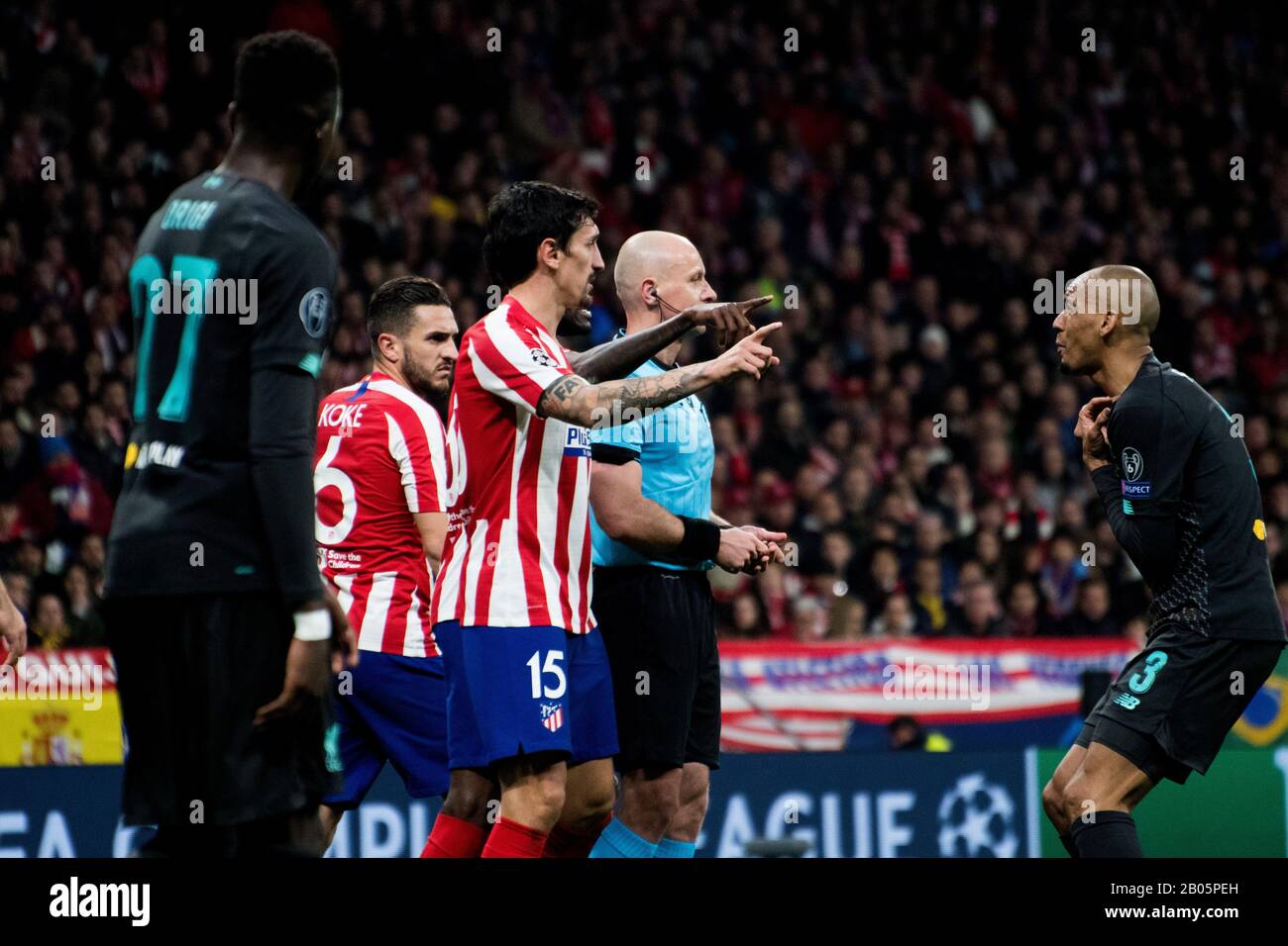 Madrid, Spagna. 18th febbraio 2020. Fabio Henrique 'Fabinho' (Liverpool FC) protesta all'arbitro un gol anulato durante la partita di calcio della 1st tappa del UEFA Champions League Round di 16 tra l'Atletico de Madrid e il Liverpool FC allo Stadio Wanda Metropolitano il 18 febbraio 2020 a Madrid, Spagna. Credit: David Gato/Alamy Live News Foto Stock