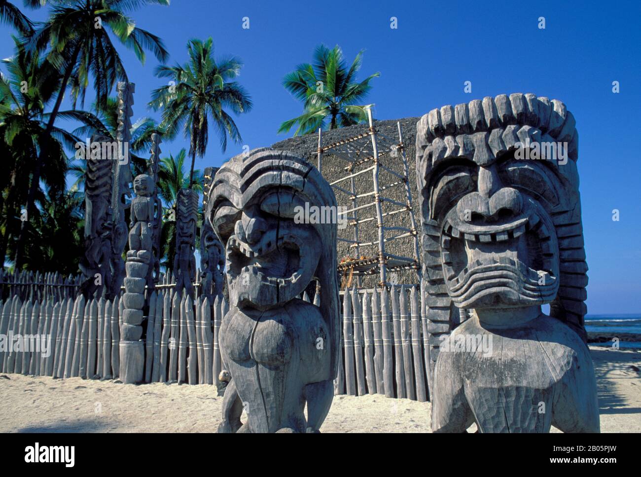 USA, HAWAII, BIG ISLAND, NATIONAL HIST. PARCO, PU'UHONUA O HONAUNAU, LUOGO DI RIFUGIO, TEMPIO, STATUE Foto Stock