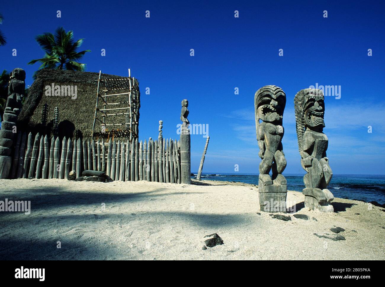 USA, HAWAII, BIG ISLAND, NATIONAL HIST. PARCO, PU'UHONUA O HONAUNAU, LUOGO DI RIFUGIO, TEMPIO, STATUE Foto Stock