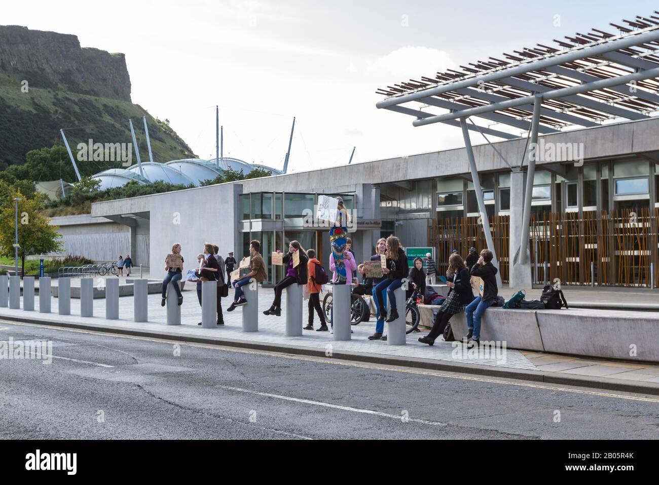 Edimburgo Scozia - 13 settembre 2019: Giovani al di fuori del Parlamento scozzese in una manifestazione pacifica, Edimburgo, Regno Unito, settembre Foto Stock