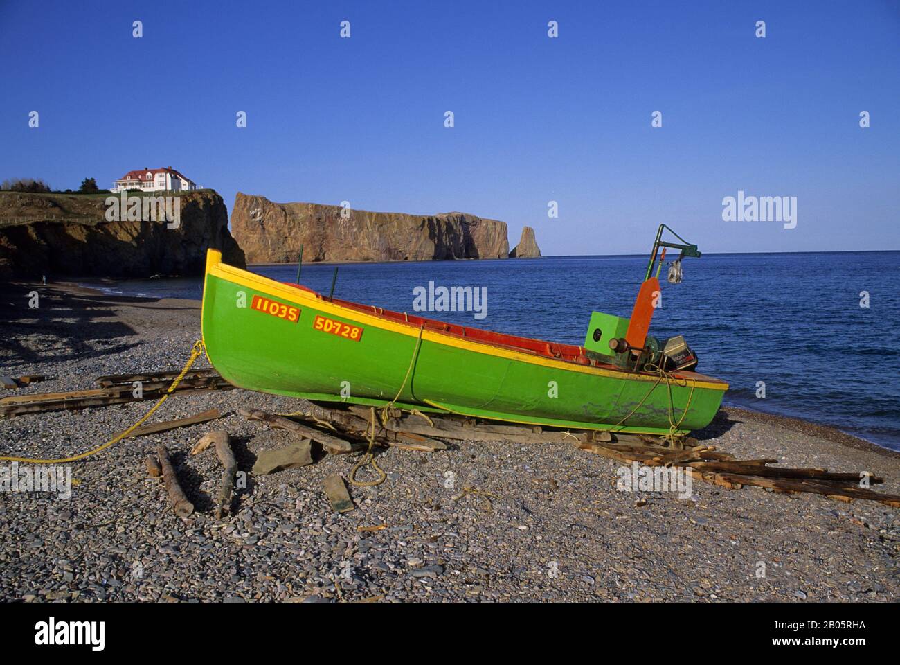CANADA, QUEBEC, GASPE, PERCE, BARCA DA PESCA SULLA SPIAGGIA CON PERCE ROCK IN BACKGROUND Foto Stock