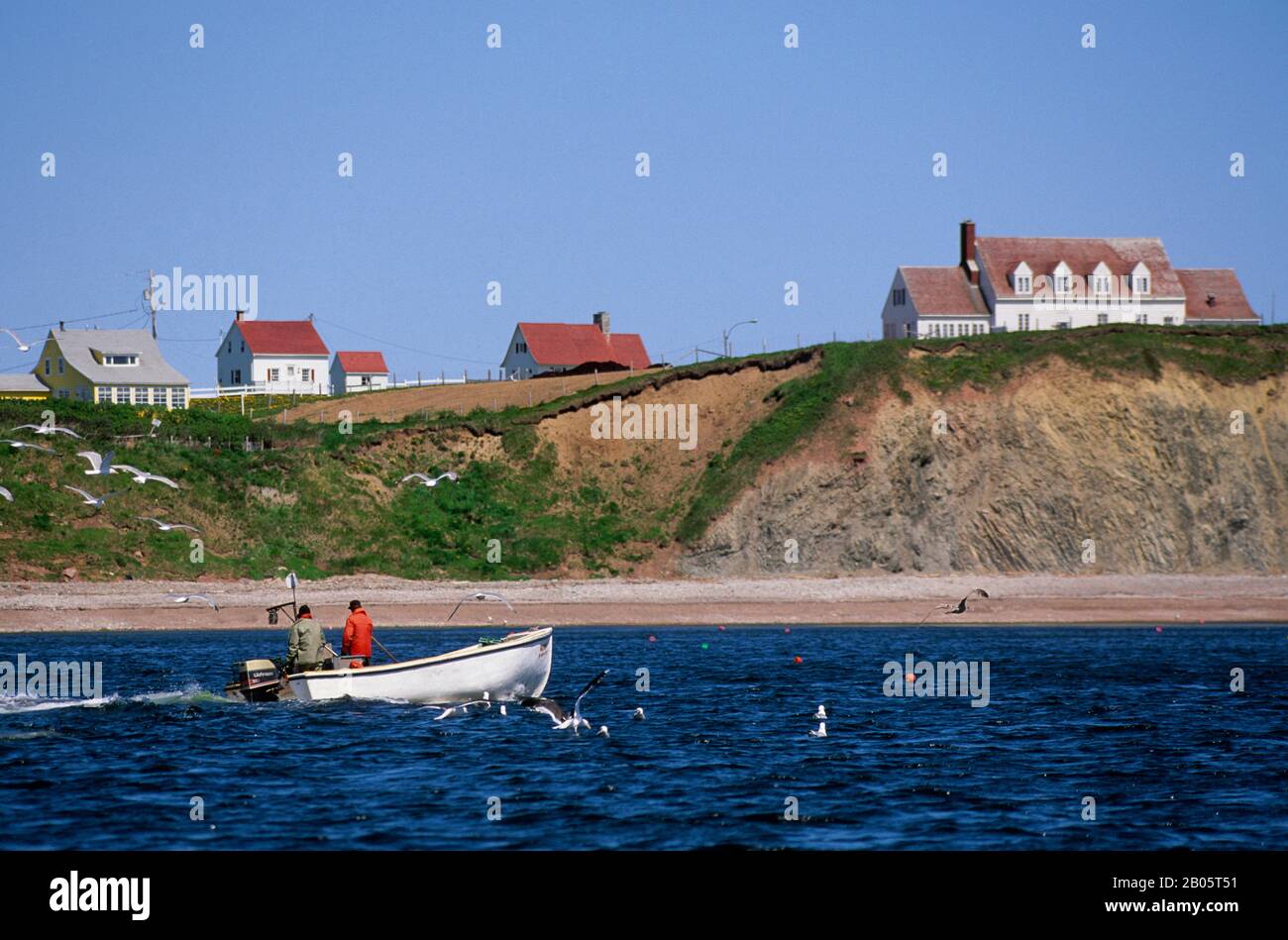 CANADA, QUEBEC, GASPE, PERCE, PESCATORI DI ARAGOSTE CHE CONTROLLANO LE LORO TRAPPOLE Foto Stock