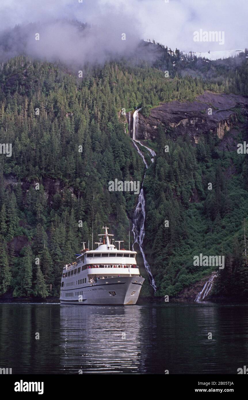 USA, ALASKA, MISTY FIORDI N. MONUMENTO, RUDYERD BAY, YORKTOWN CLIPPER, CASCATA Foto Stock
