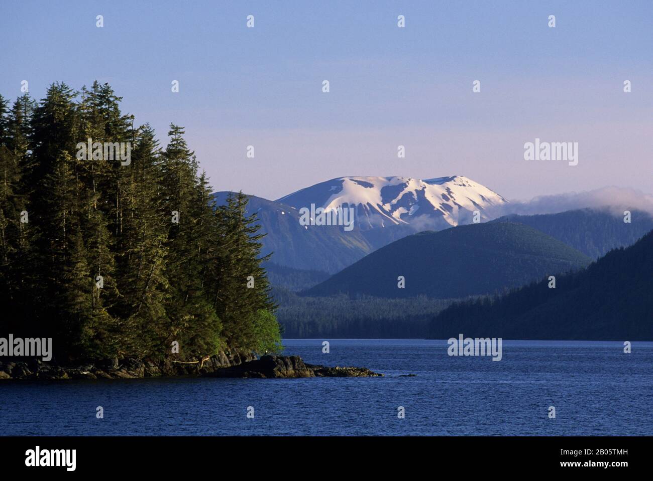 USA, ALASKA, INSIDE PASSAGE, VICINO SITKA, VISTA DELLA MT. EDGECOMBE, VULCANO * Foto Stock