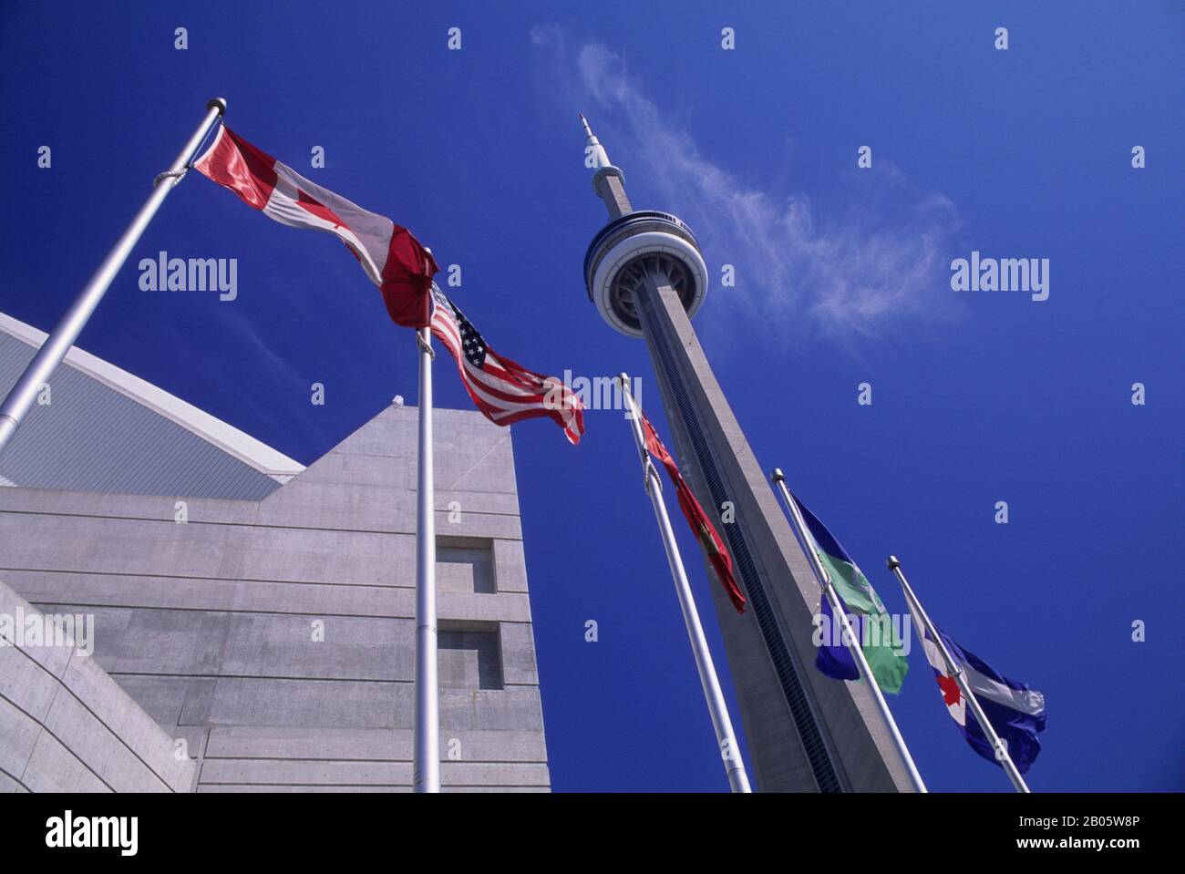 CANADA, ONTARIO, TORONTO, BANDIERE ALLA CN TOWER E ALLA CUPOLA DEL CIELO Foto Stock