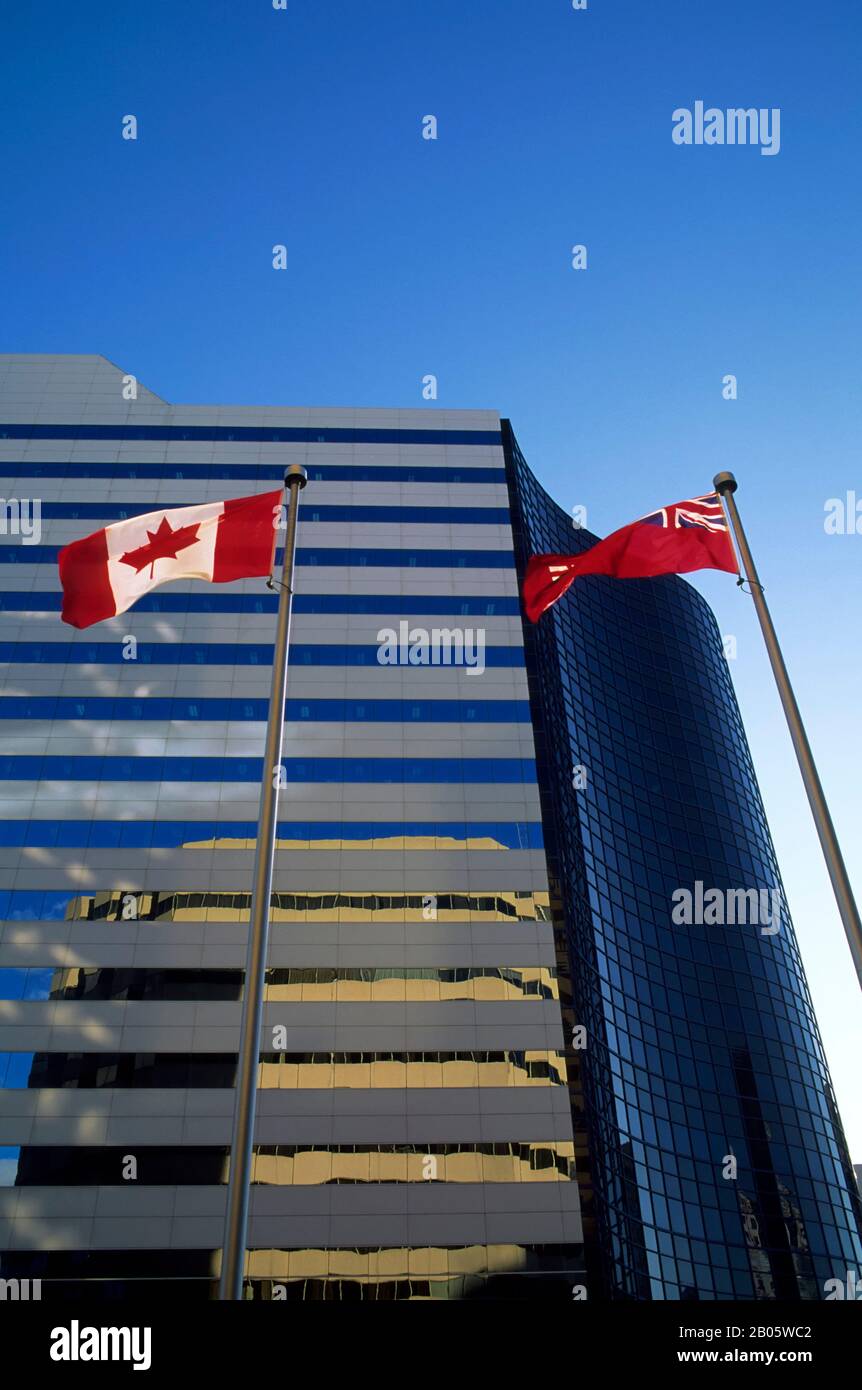 CANADA, ONTARIO, TORONTO, CENTRO, ARCHITETTURA MODERNA CON BANDIERE Foto Stock