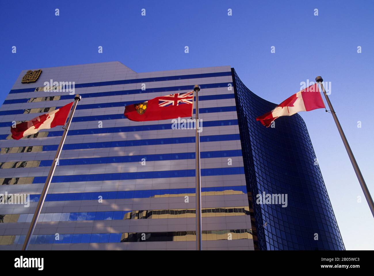 CANADA, ONTARIO, TORONTO, CENTRO, ARCHITETTURA MODERNA CON BANDIERE Foto Stock