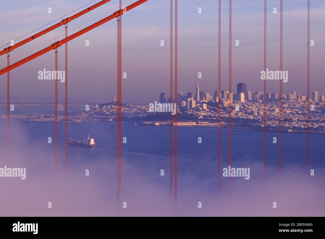 USA, CALIFORNIA, SAN FRANCISCO, GOLDEN GATE BRIDGE CON NEBBIA CHE ROTOLA IN DETTAGLIO Foto Stock