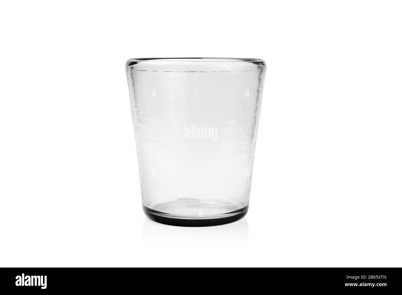 Svuotate un bicchiere d'acqua su sfondo bianco con il sentiero di taglio Foto Stock