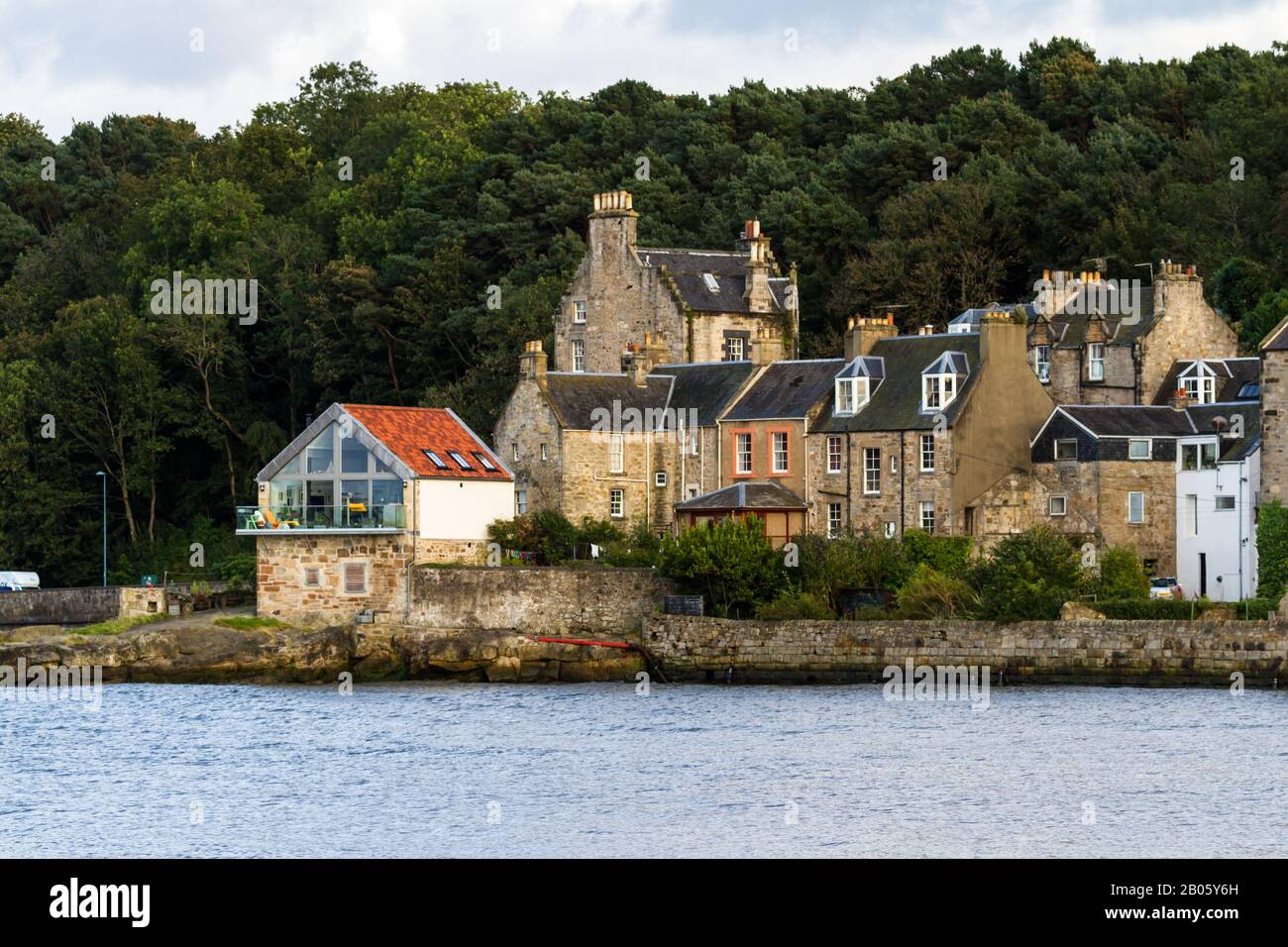 South Queensferry, Scozia - 16 settembre 2019: Vista pomeridiana delle splendide case sulle rive del South Queensferry, Regno Unito, 16 settembre 2019 Foto Stock