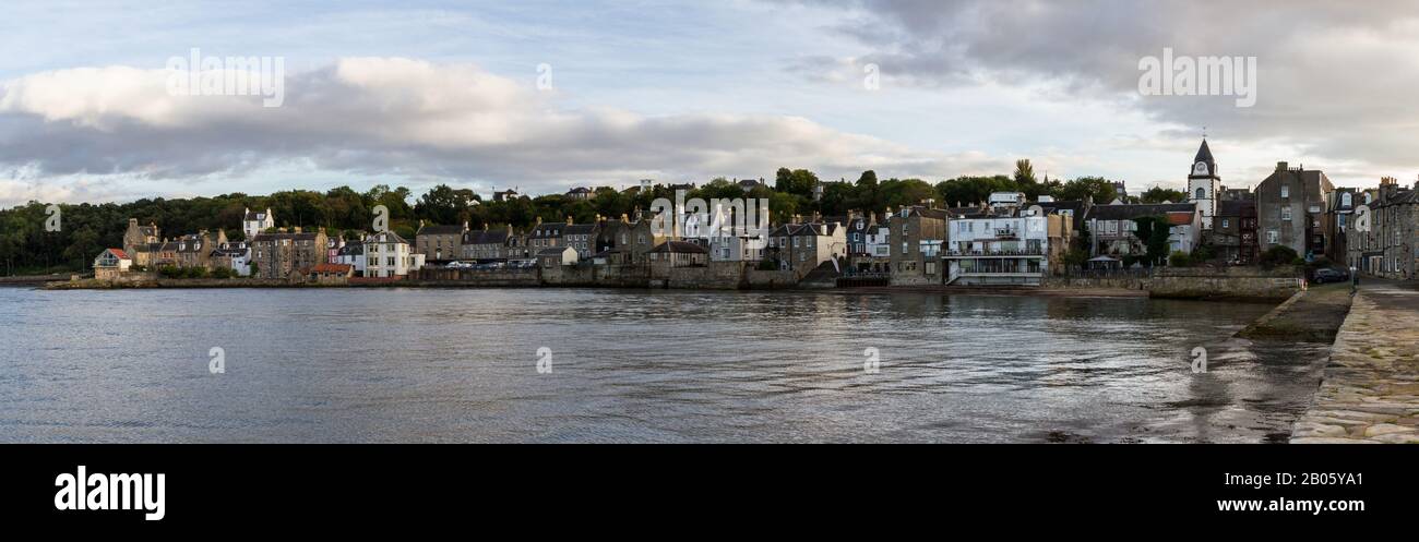 South Queensferry, Scozia - 16 settembre 2019: Vista pomeridiana delle splendide case sulle rive del South Queensferry, Regno Unito, 16 settembre 2019 Foto Stock