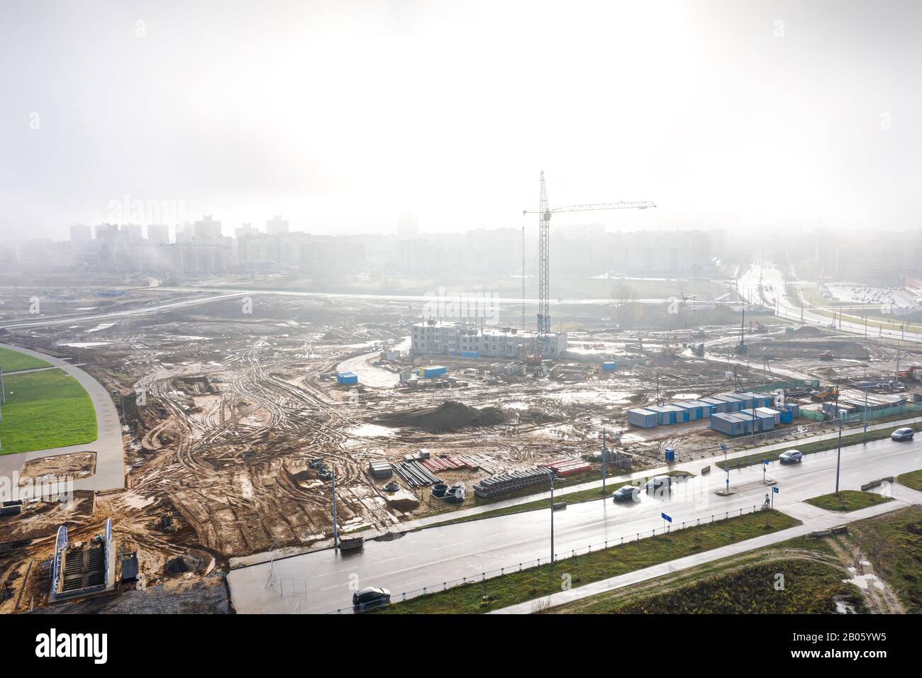 immagine panoramica aerea del sito di costruzione della città. area urbana in nebbia. immagine drone Foto Stock