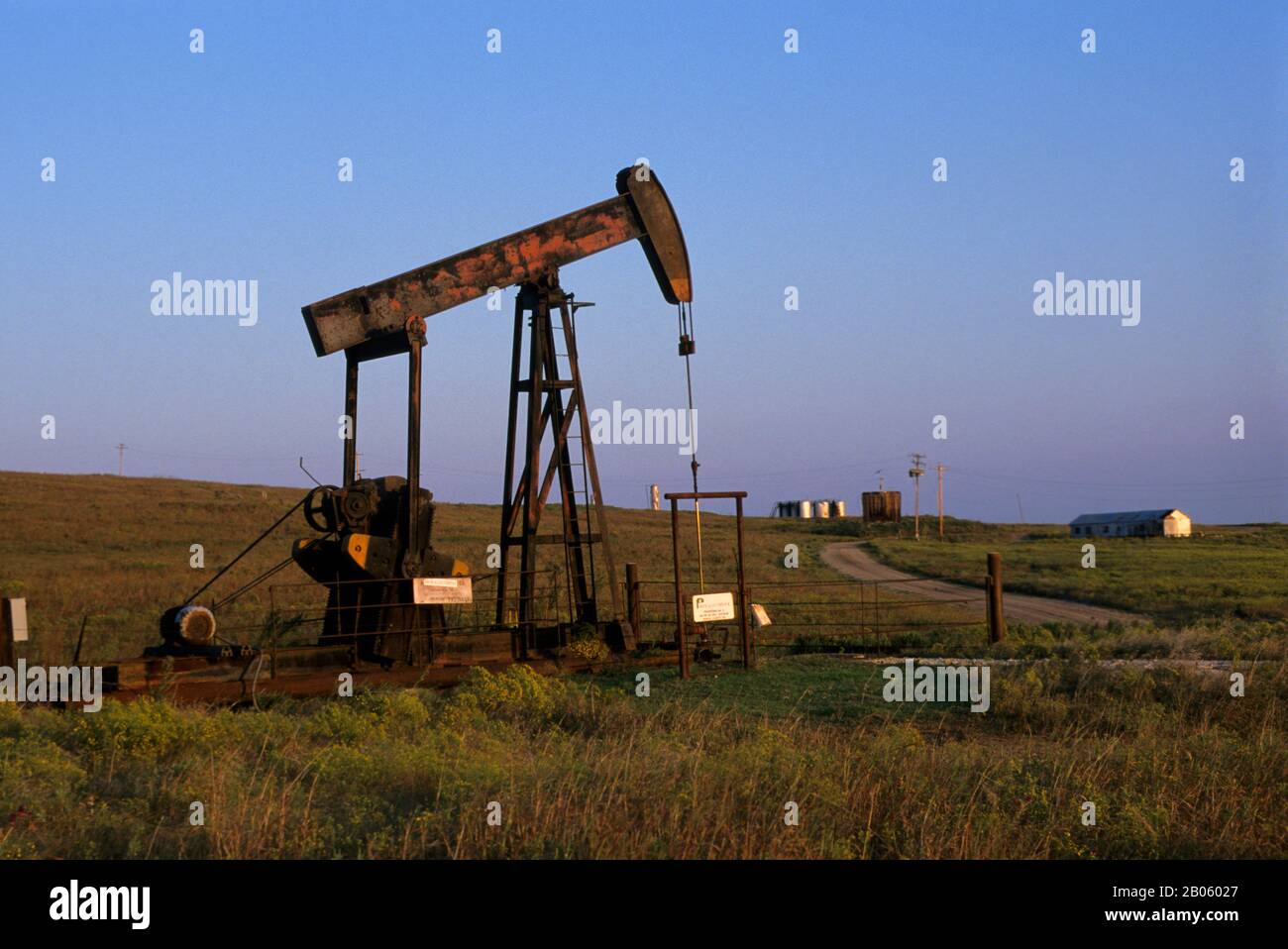 OKLAHOMA, VICINO A PAWHUSKA, RISERVA NATURALE DI TALLGRASS PRAIRIE CONSERVANCY, POZZO PETROLIFERO Foto Stock