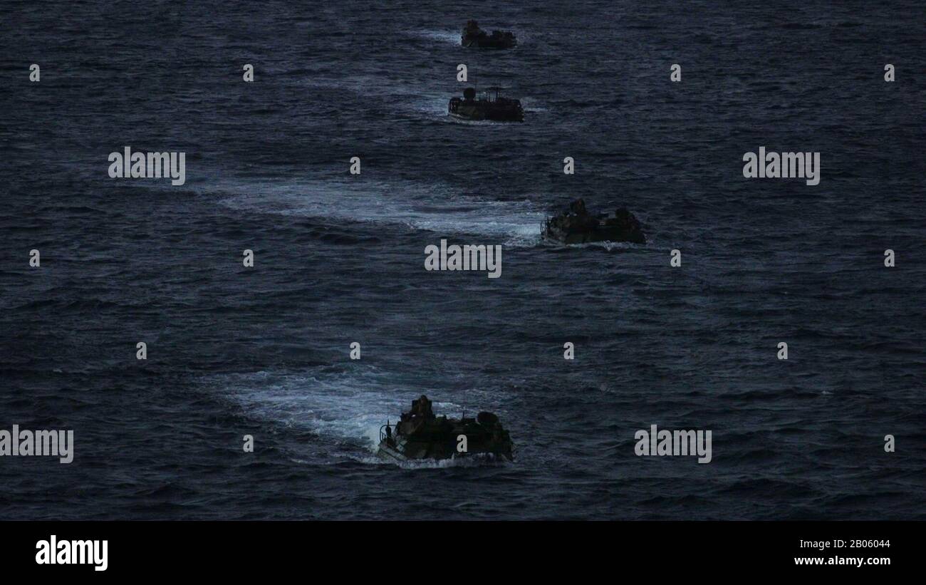 Philippine MARE (Gen. 31, 2020) veicoli anfibi Assault, con Alpha Company, Battaglione Landing Team, 1st Battaglione, 5th Marines, 31st Marine Expeditionary Unit (MEU), imbarcatevi sulla nave da sbarco USS Green Bay (LPD 20) della classe San Antonio. Green Bay, parte del gruppo americano Expeditionary Strike, 31st MEU team, opera nell'area operativa della 7th Fleet degli Stati Uniti per migliorare l'interoperabilità con alleati e partner e servire come forza di risposta pronta per difendere la pace e la stabilità nella regione indo-pacifica. (Foto ufficiale del corpo Marino degli Stati Uniti di Colton K. Garrett) Foto Stock