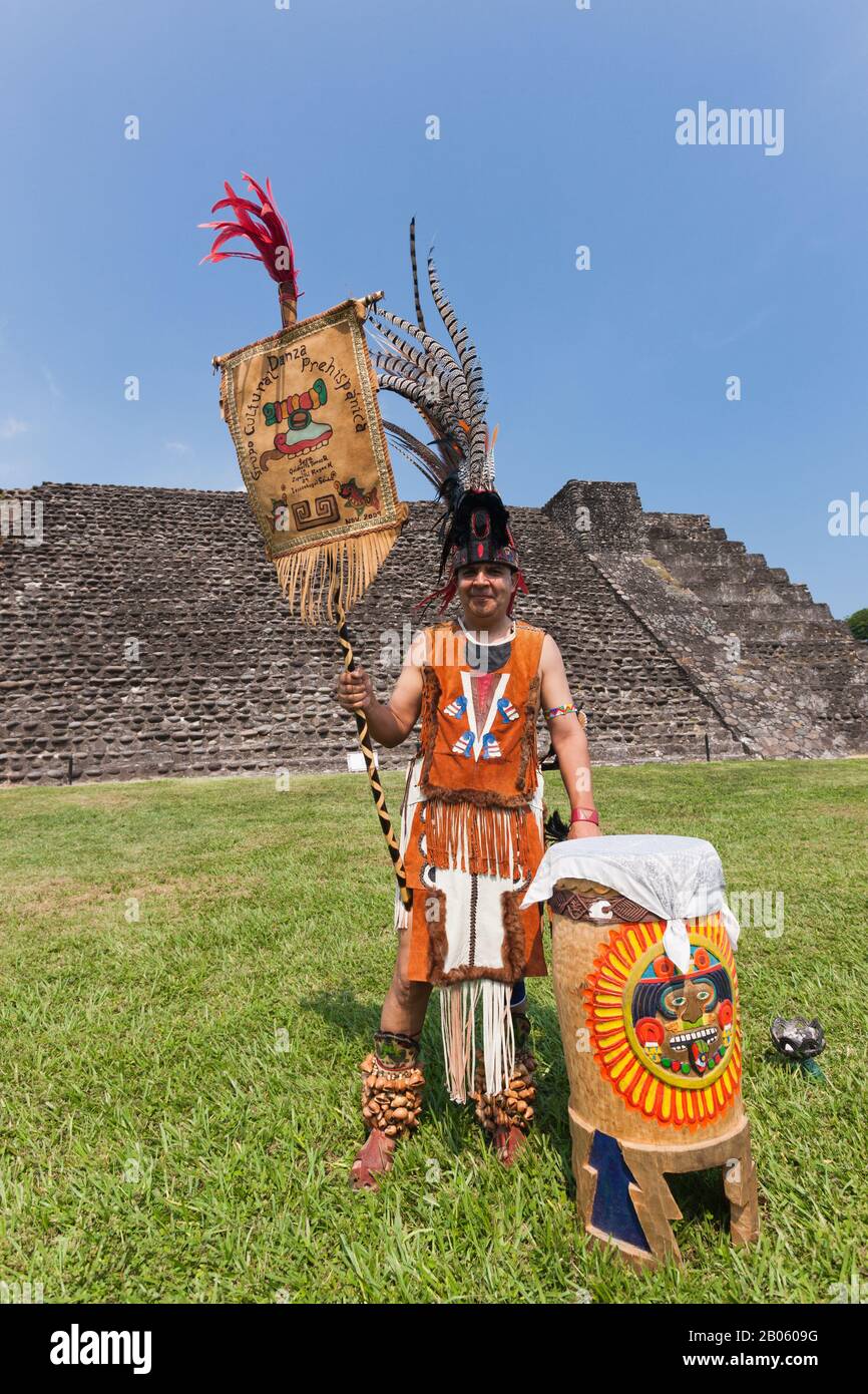 Uomo in costume tradizionale, a Cempoala, anche Zempoala, un importante sito archeologico mesoamericano, Veracruz, Messico, centrale Foto Stock