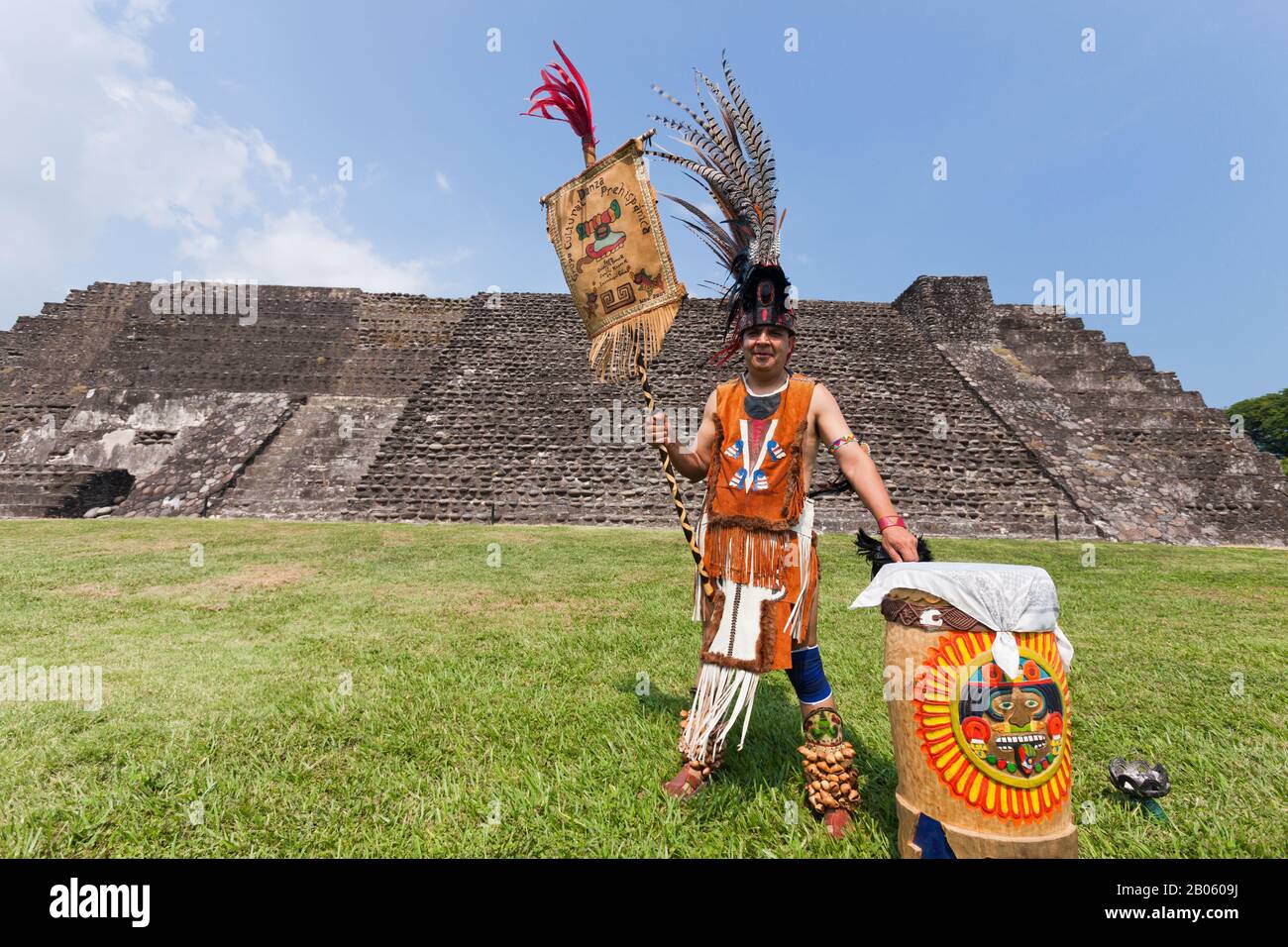 Uomo in costume tradizionale, a Cempoala, anche Zempoala, un importante sito archeologico mesoamericano, Veracruz, Messico, centrale Foto Stock