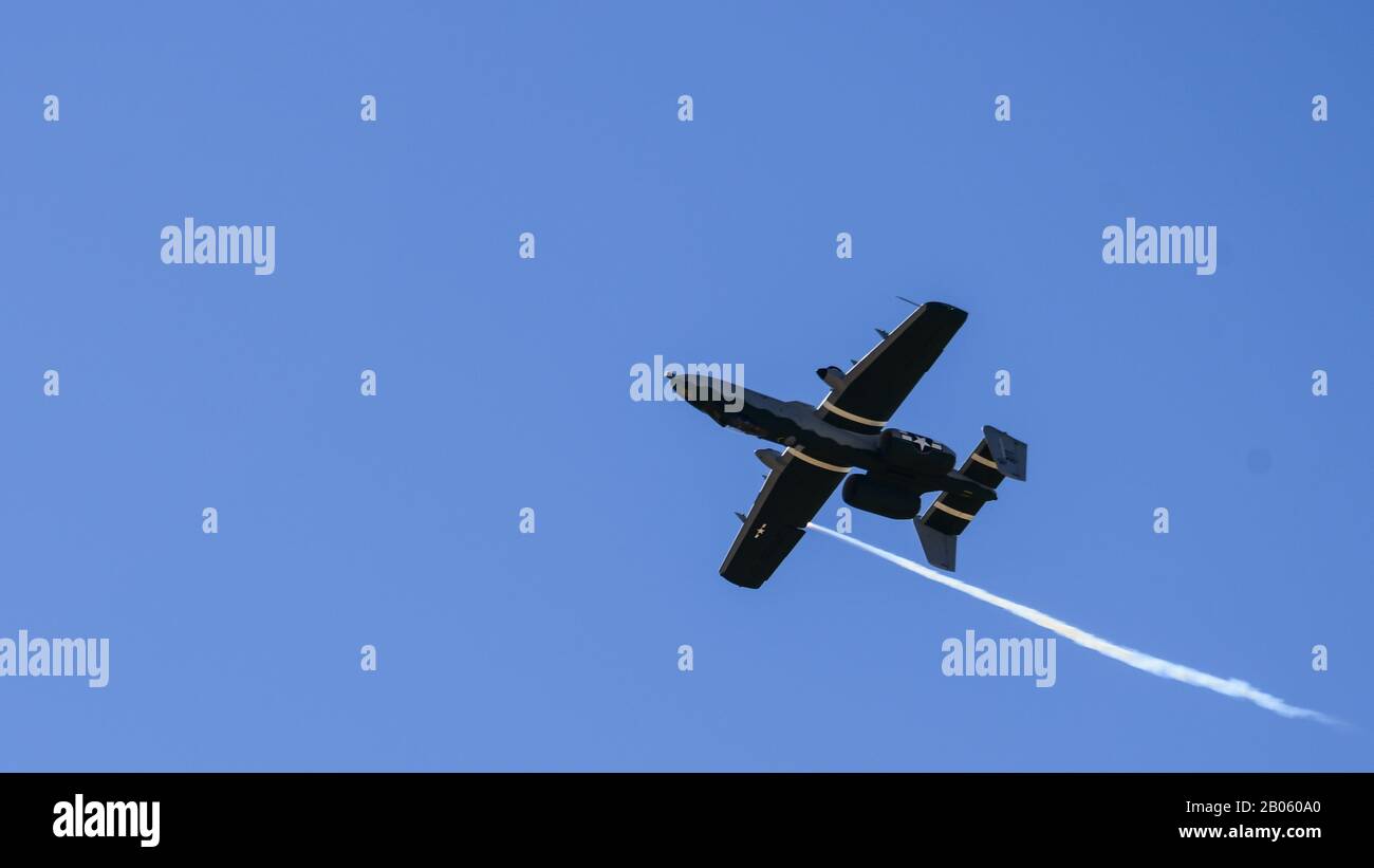 Gli aerei del team dimostrativo di Thunderbolt II DELL'aeronautica militare statunitense A-10C lanciano razzi contro la base aerea di Davis-Monthan, Arizona, 18 febbraio 2020. Il team dimostrativo A-10 si esibisce in oltre 20 spettacoli all'anno per centinaia di migliaia di fan. (STATI UNITI Foto dell'aeronautica di Airman 1st Classe Jacob T. Stephens) Foto Stock